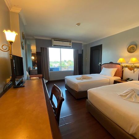 Mayflower Grande Hotel Phitsanulok Extérieur photo