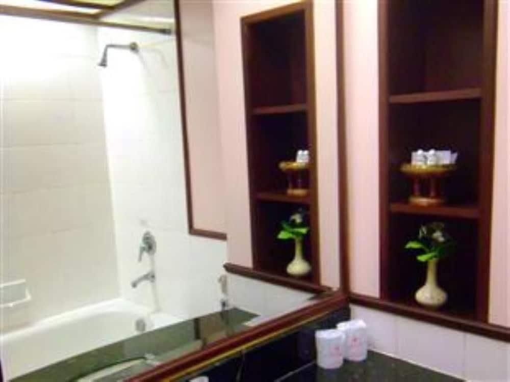 Mayflower Grande Hotel Phitsanulok Extérieur photo