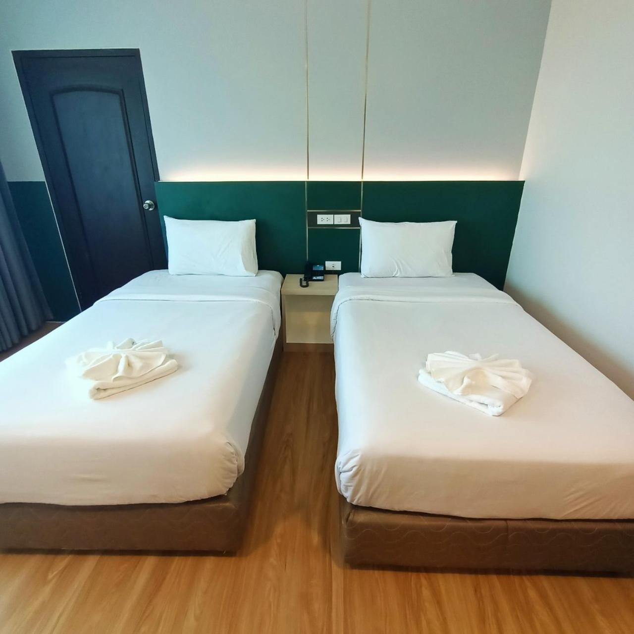 Mayflower Grande Hotel Phitsanulok Extérieur photo