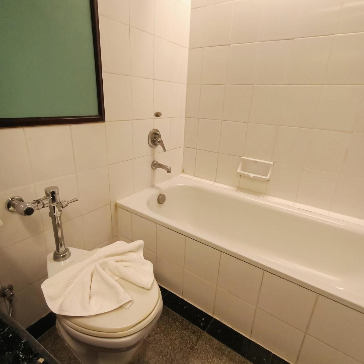 Mayflower Grande Hotel Phitsanulok Extérieur photo