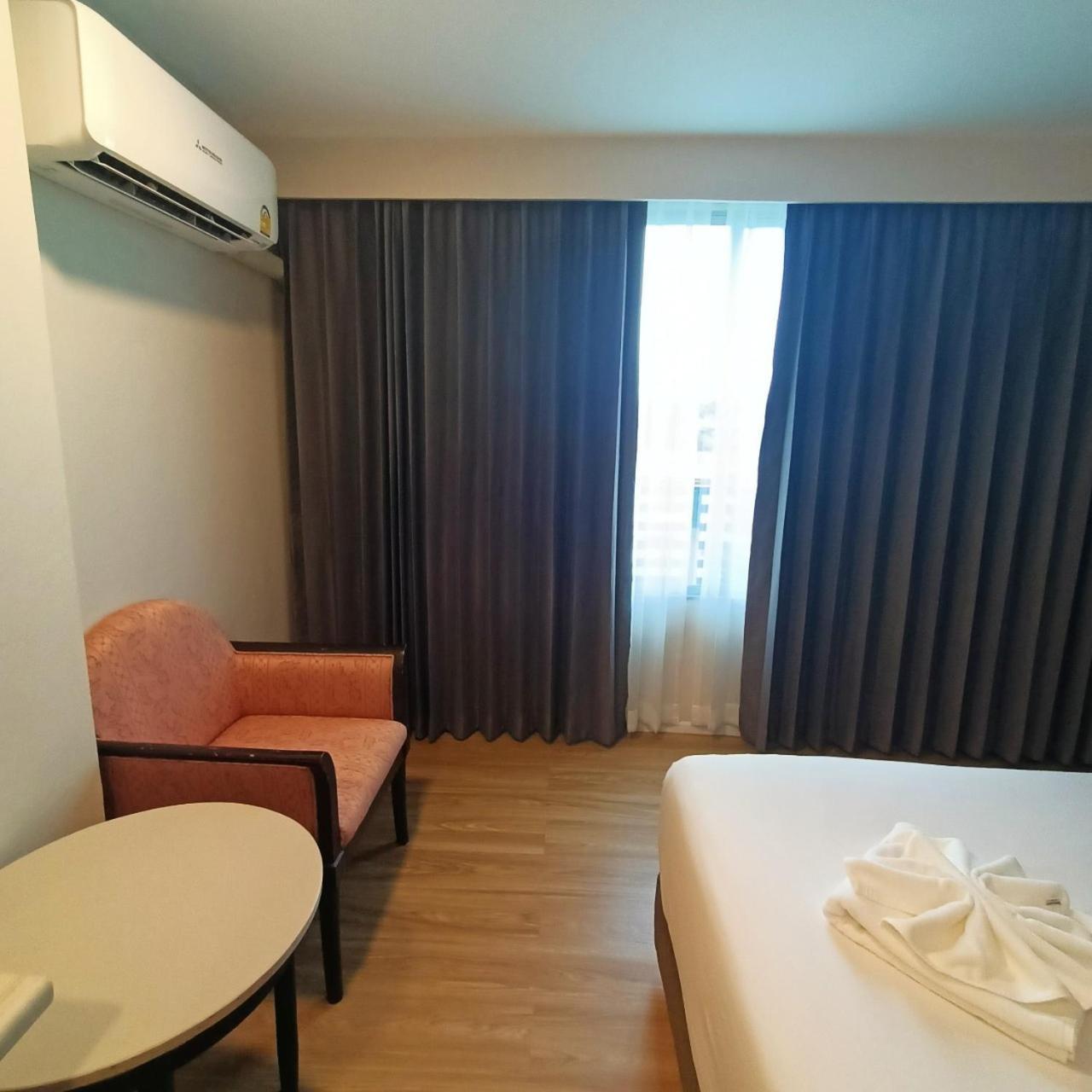 Mayflower Grande Hotel Phitsanulok Extérieur photo