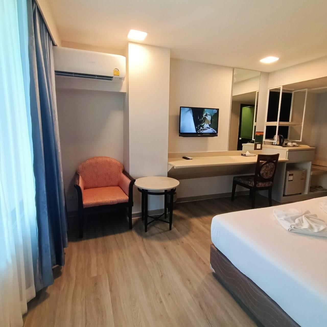 Mayflower Grande Hotel Phitsanulok Extérieur photo