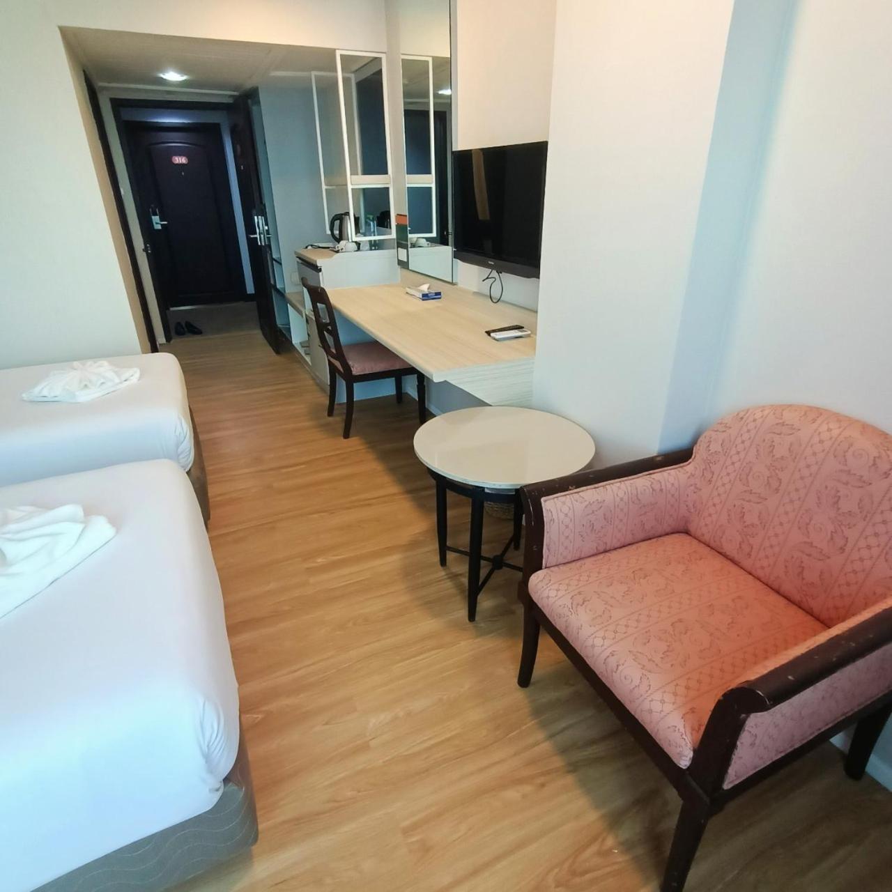 Mayflower Grande Hotel Phitsanulok Extérieur photo