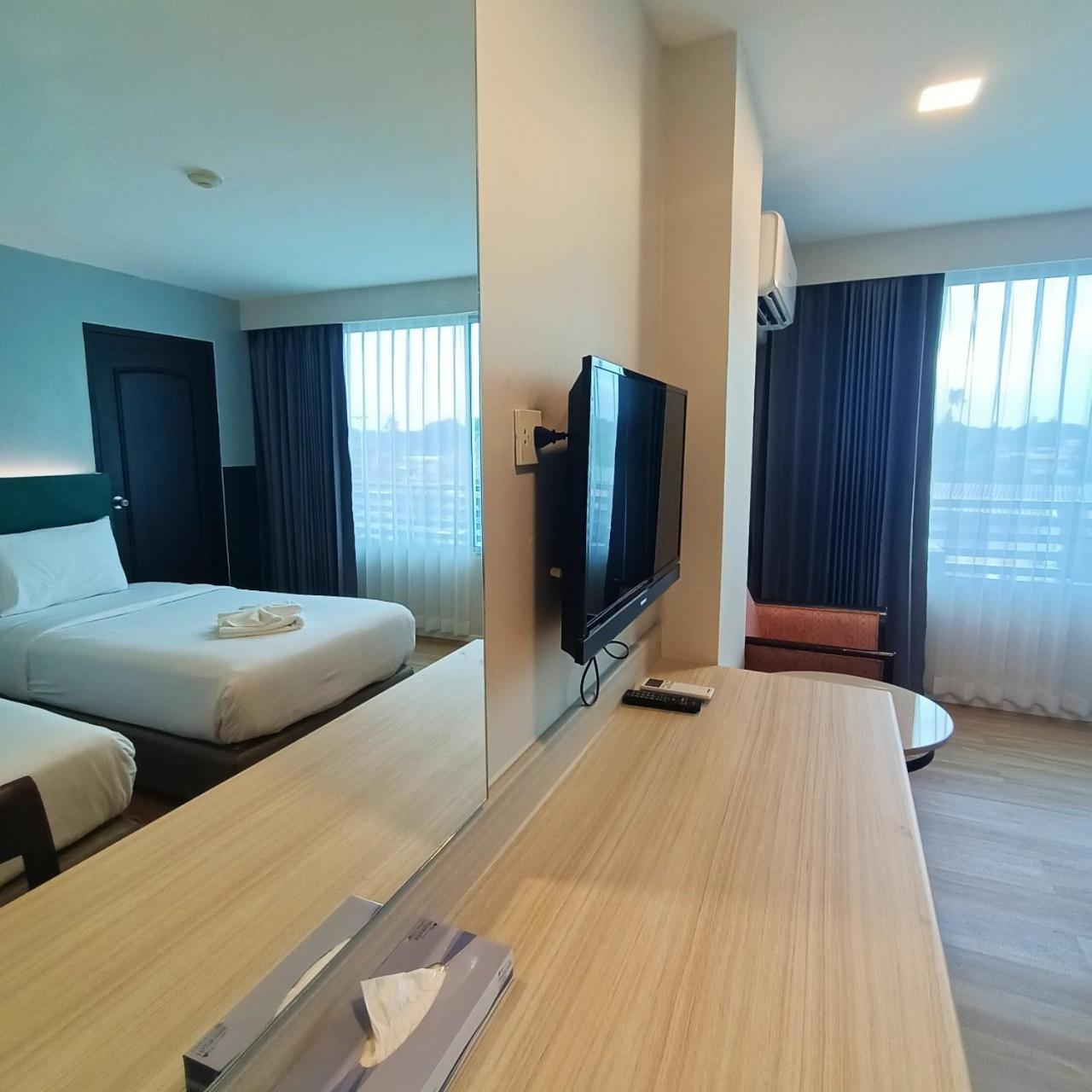 Mayflower Grande Hotel Phitsanulok Extérieur photo