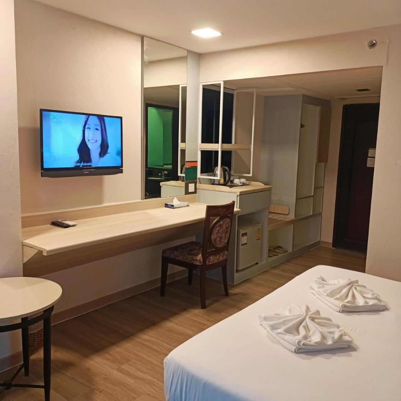 Mayflower Grande Hotel Phitsanulok Extérieur photo