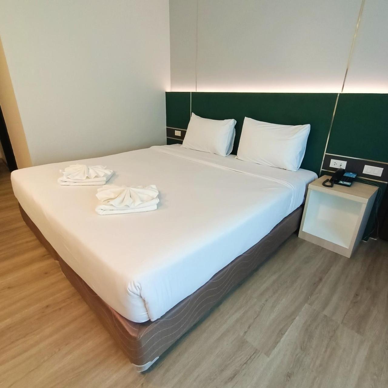 Mayflower Grande Hotel Phitsanulok Extérieur photo