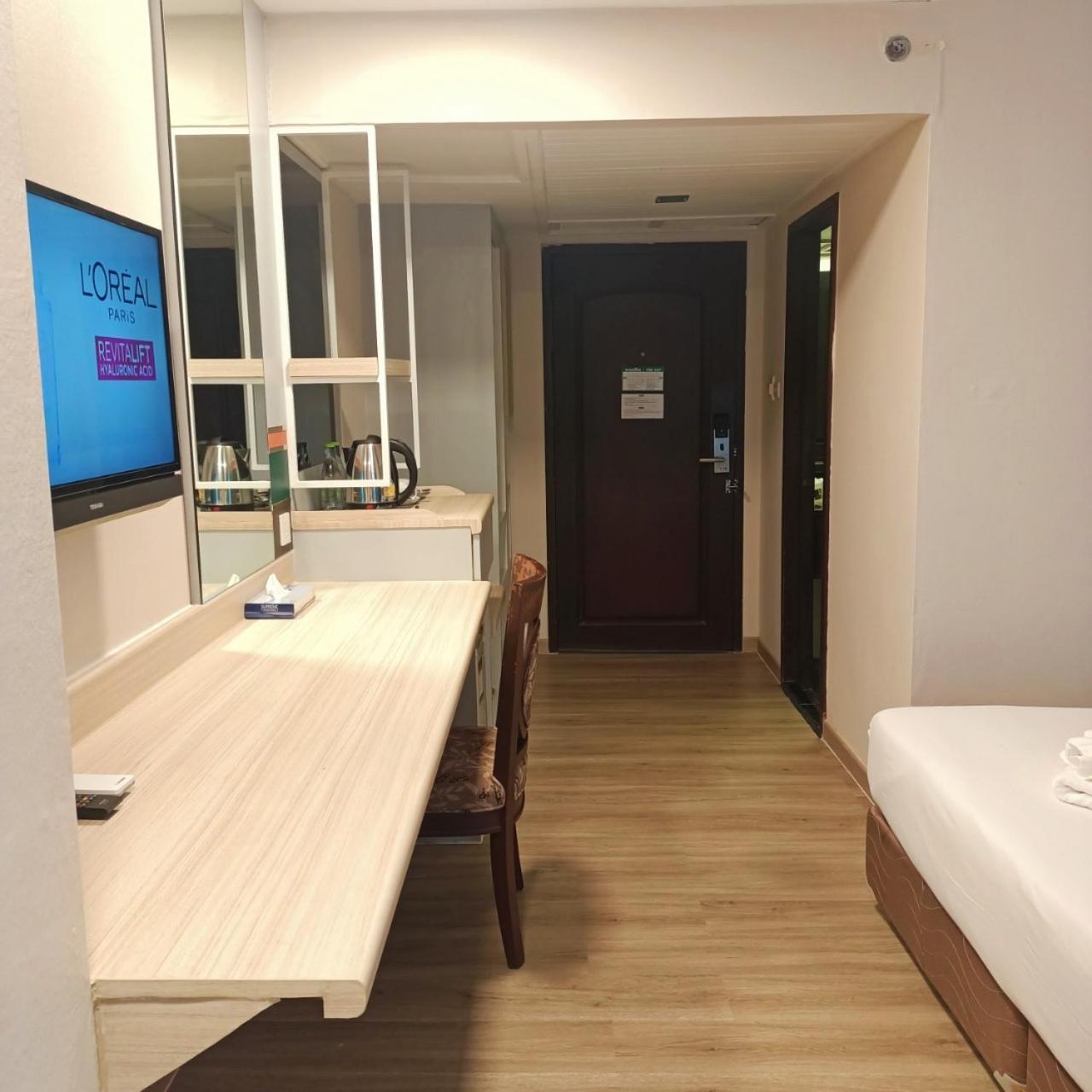 Mayflower Grande Hotel Phitsanulok Extérieur photo