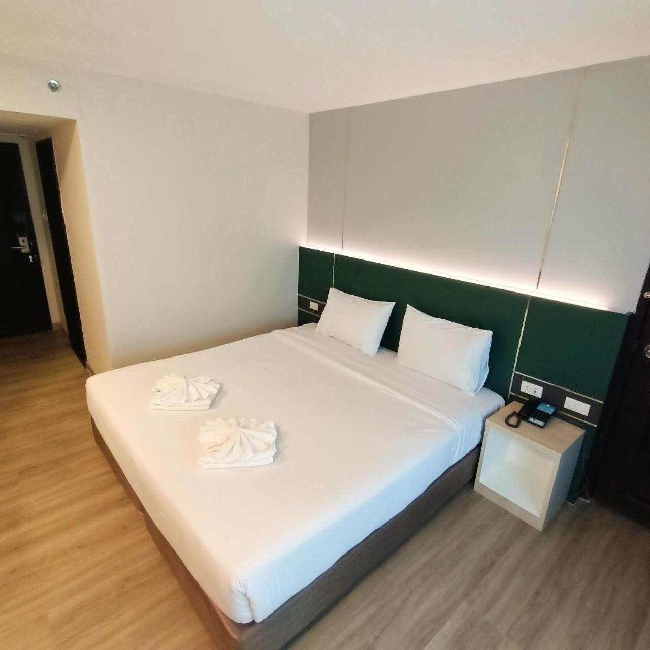 Mayflower Grande Hotel Phitsanulok Extérieur photo