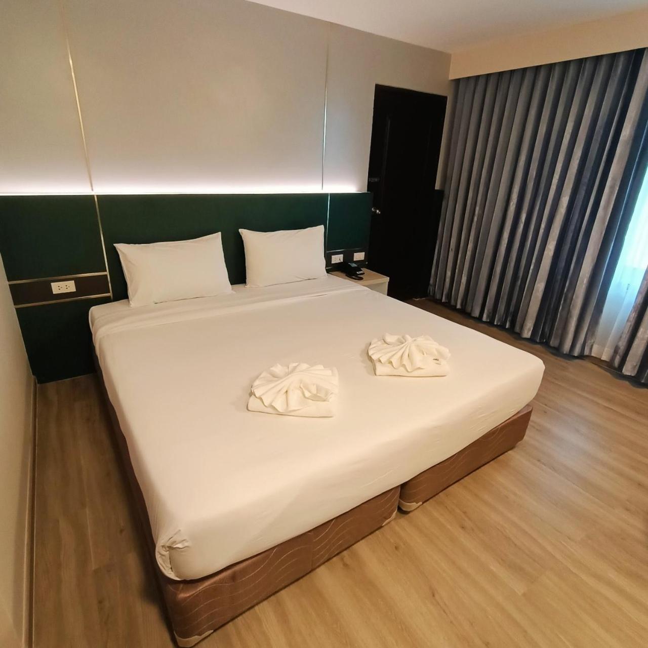 Mayflower Grande Hotel Phitsanulok Extérieur photo