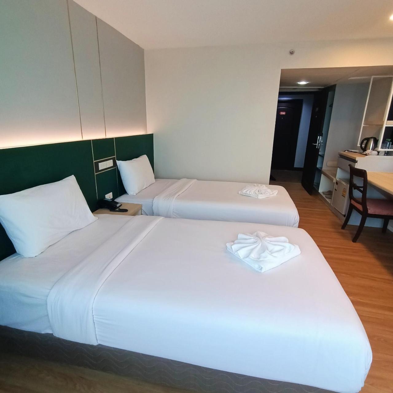 Mayflower Grande Hotel Phitsanulok Extérieur photo