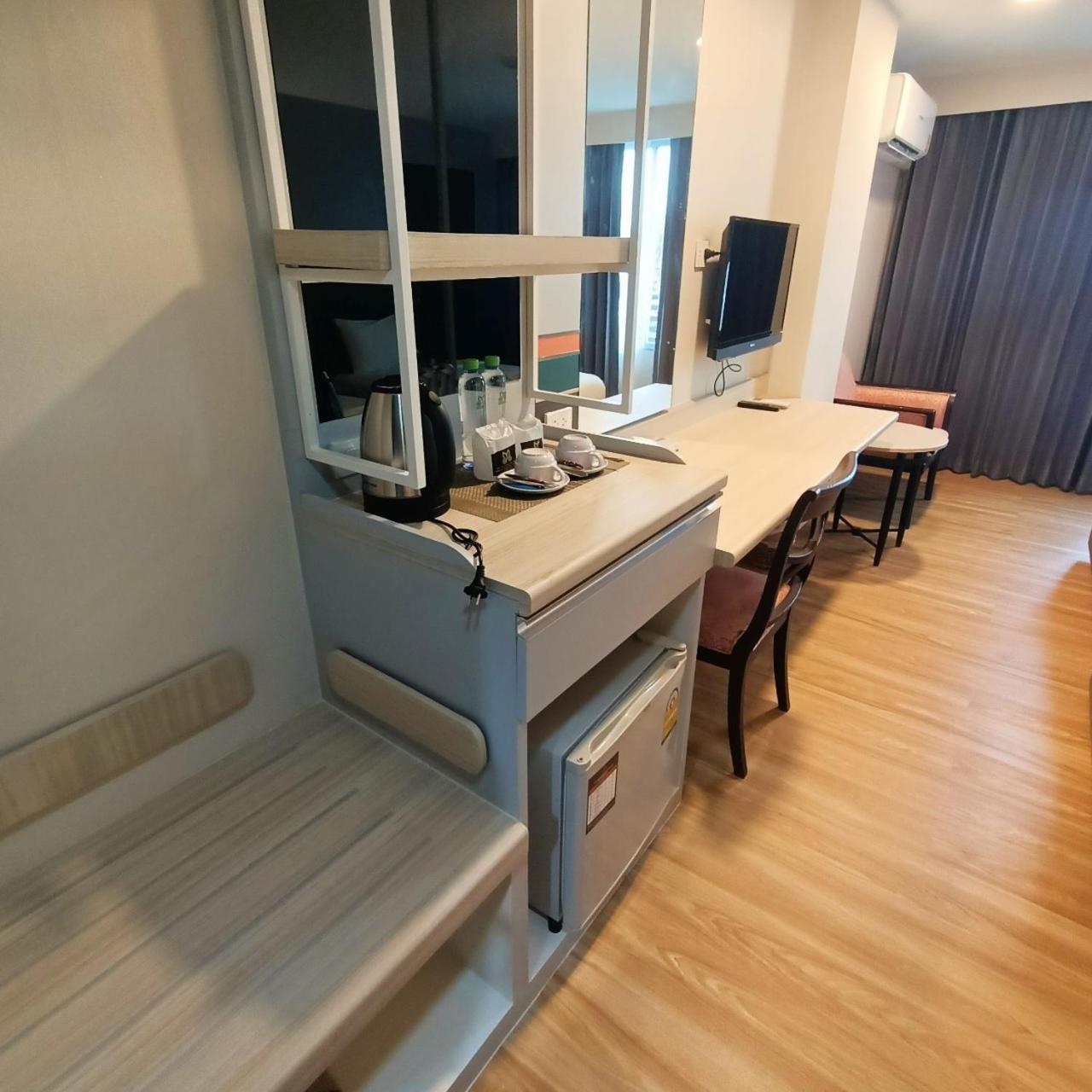 Mayflower Grande Hotel Phitsanulok Extérieur photo