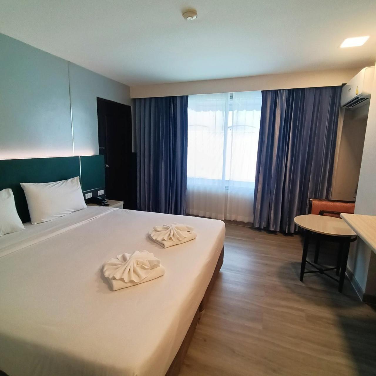 Mayflower Grande Hotel Phitsanulok Extérieur photo