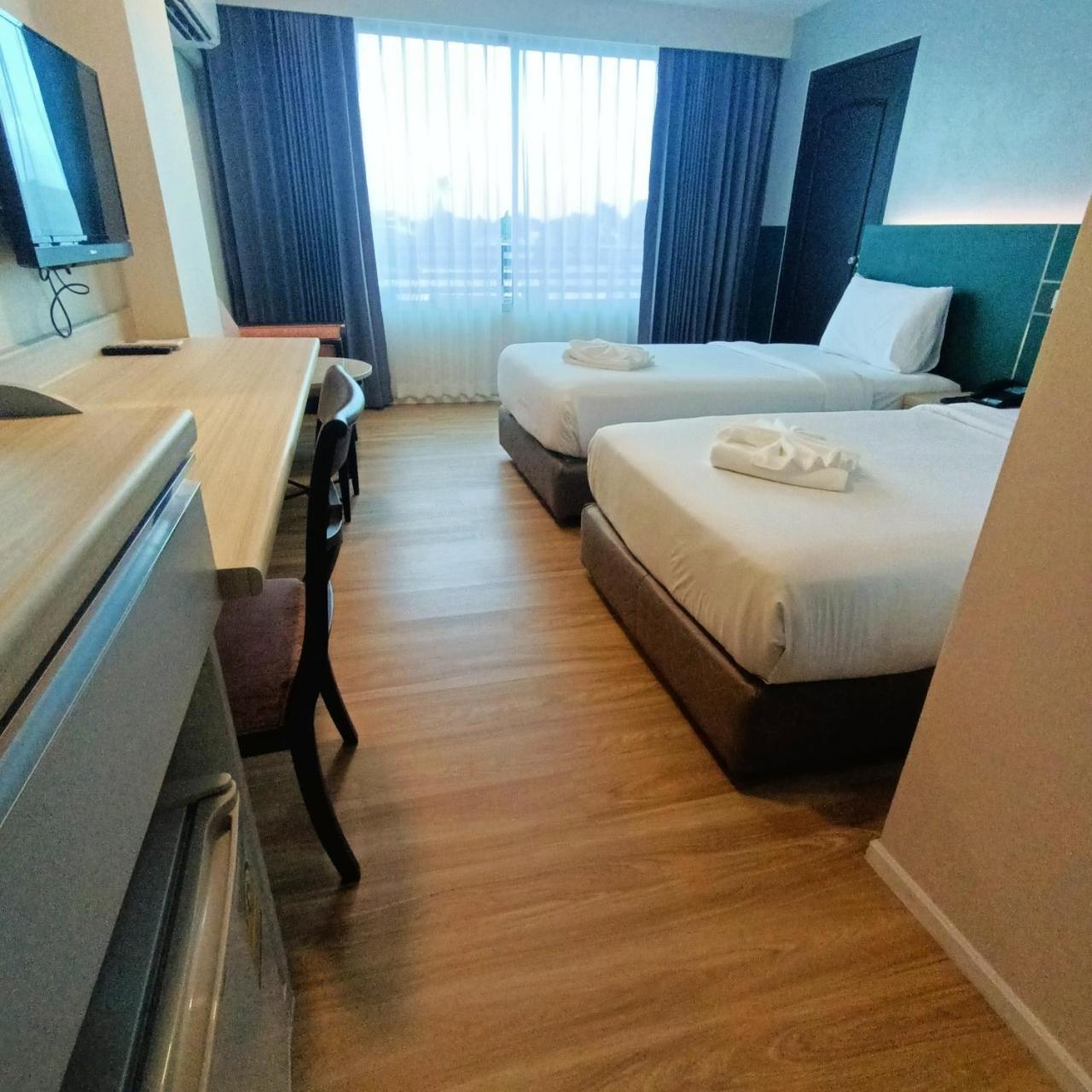 Mayflower Grande Hotel Phitsanulok Extérieur photo