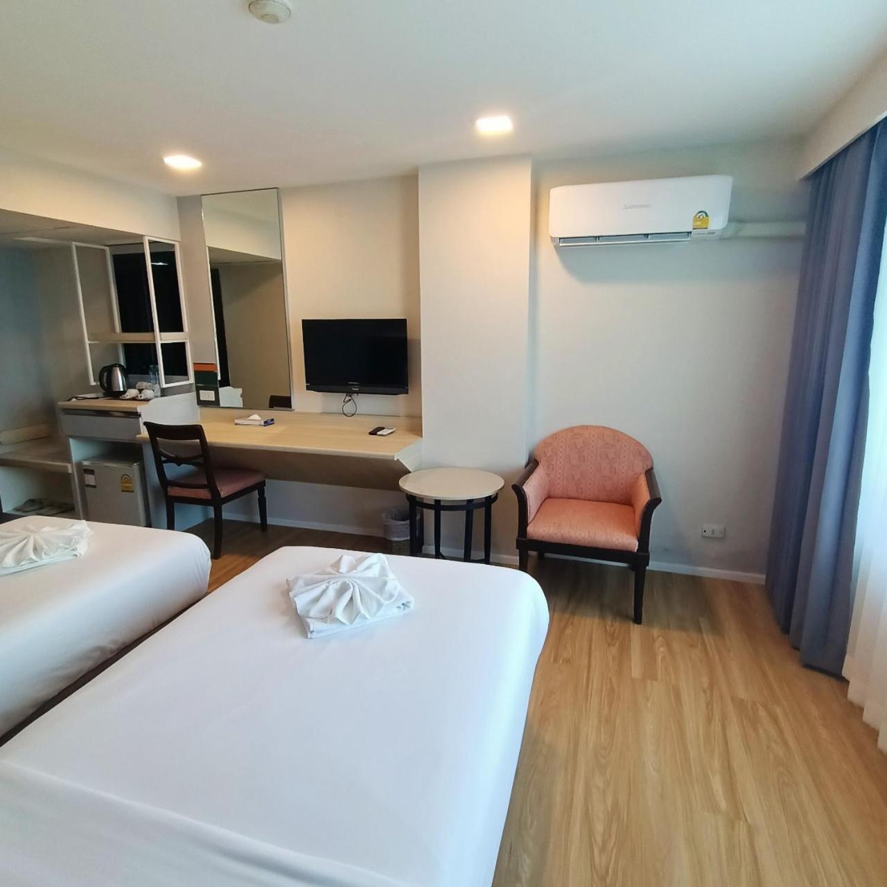 Mayflower Grande Hotel Phitsanulok Extérieur photo