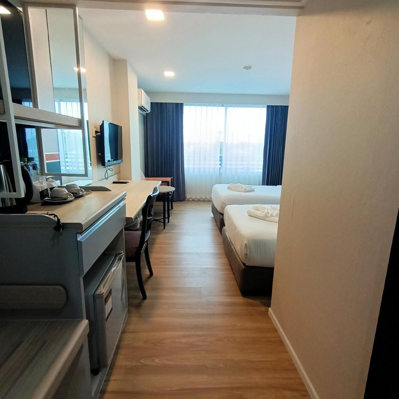 Mayflower Grande Hotel Phitsanulok Extérieur photo