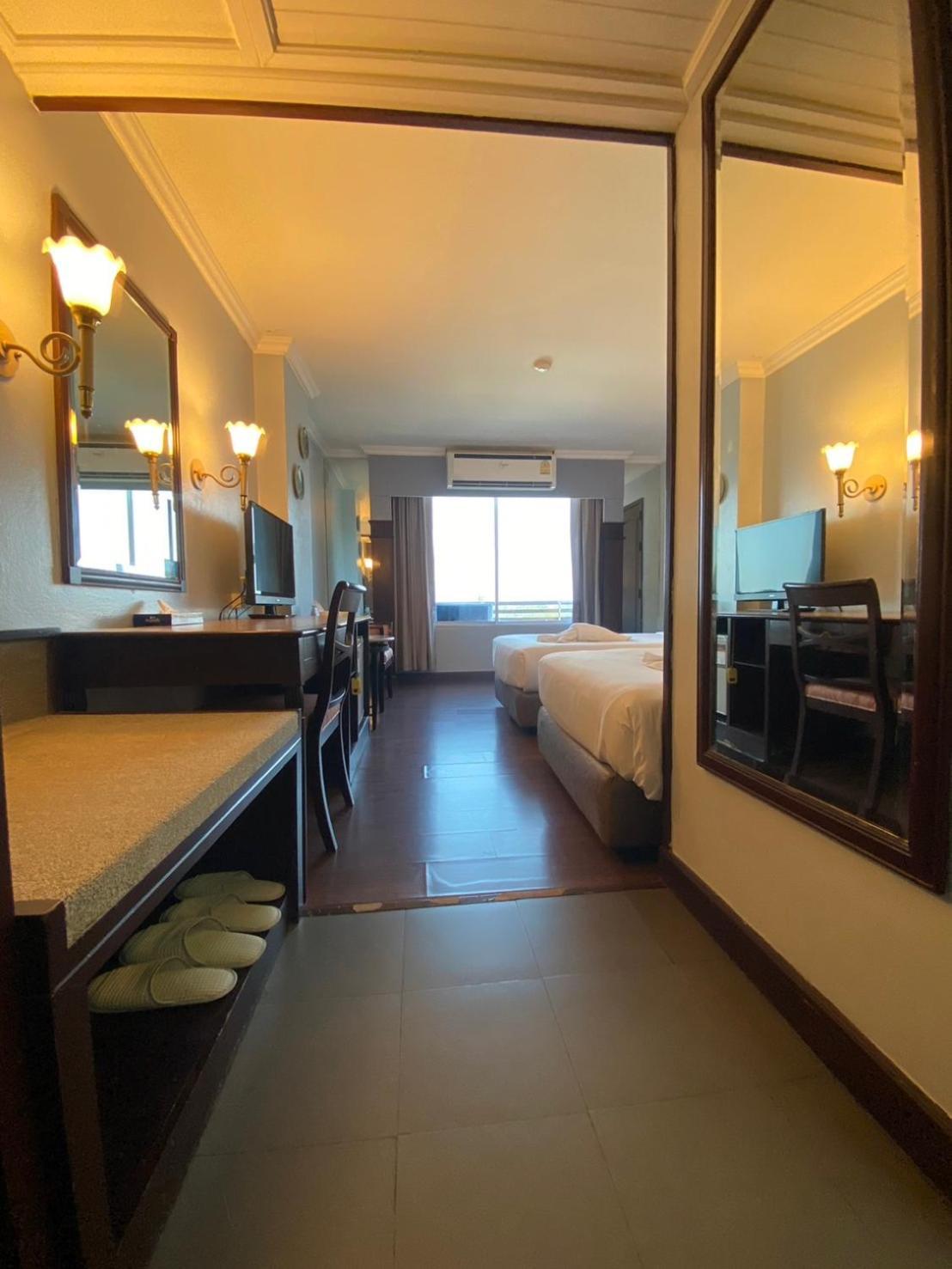 Mayflower Grande Hotel Phitsanulok Extérieur photo
