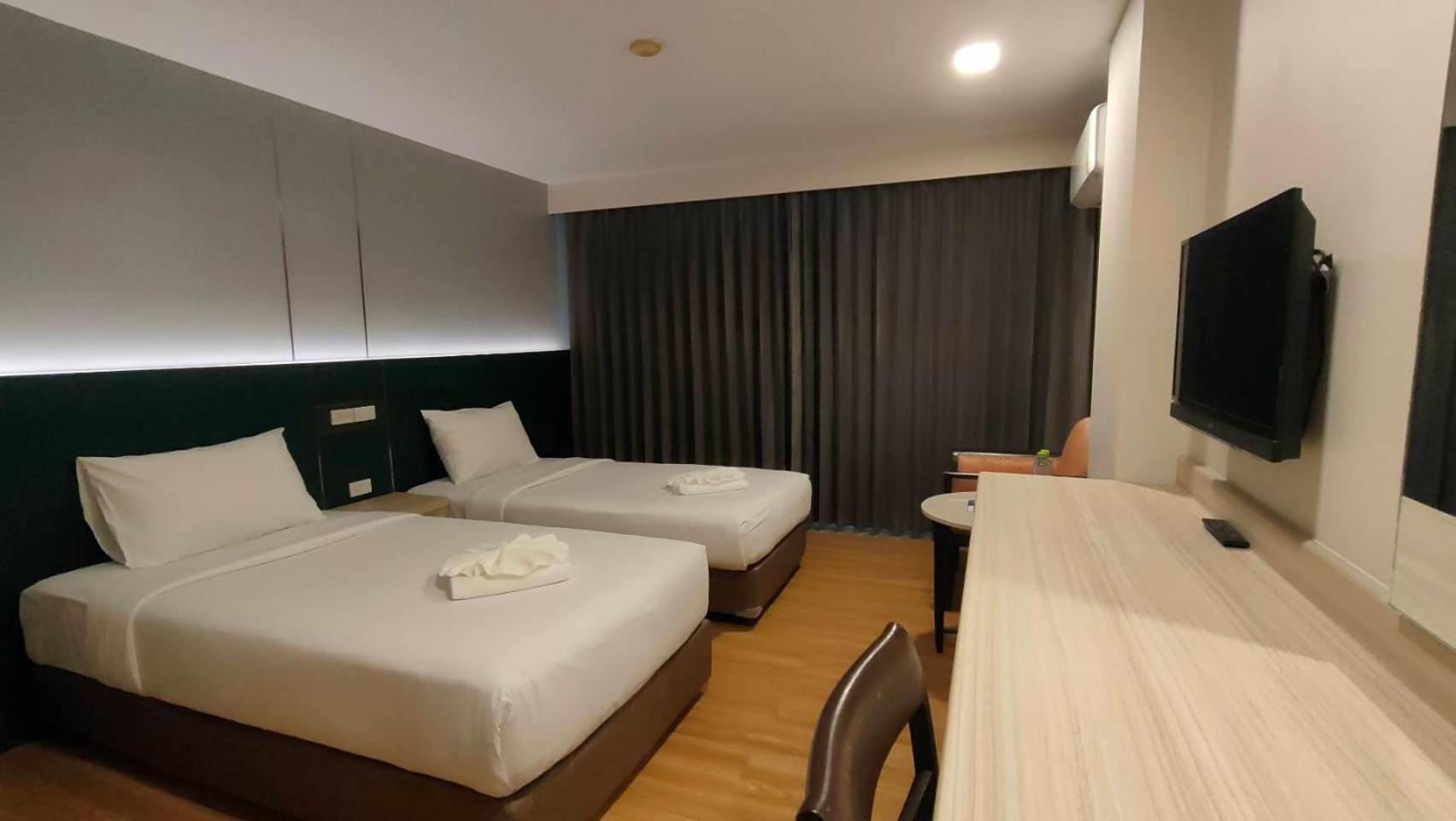 Mayflower Grande Hotel Phitsanulok Extérieur photo