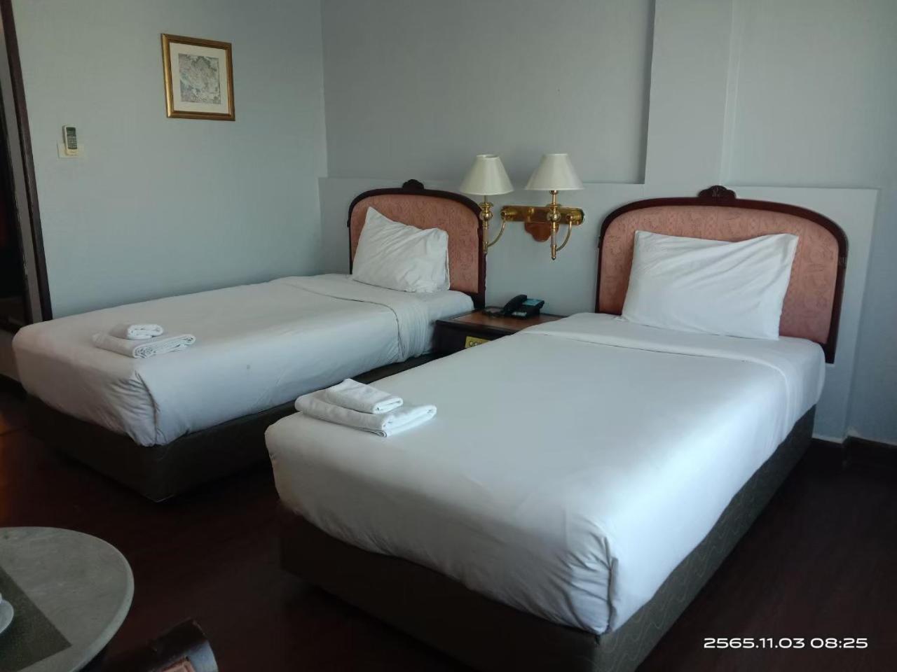 Mayflower Grande Hotel Phitsanulok Extérieur photo