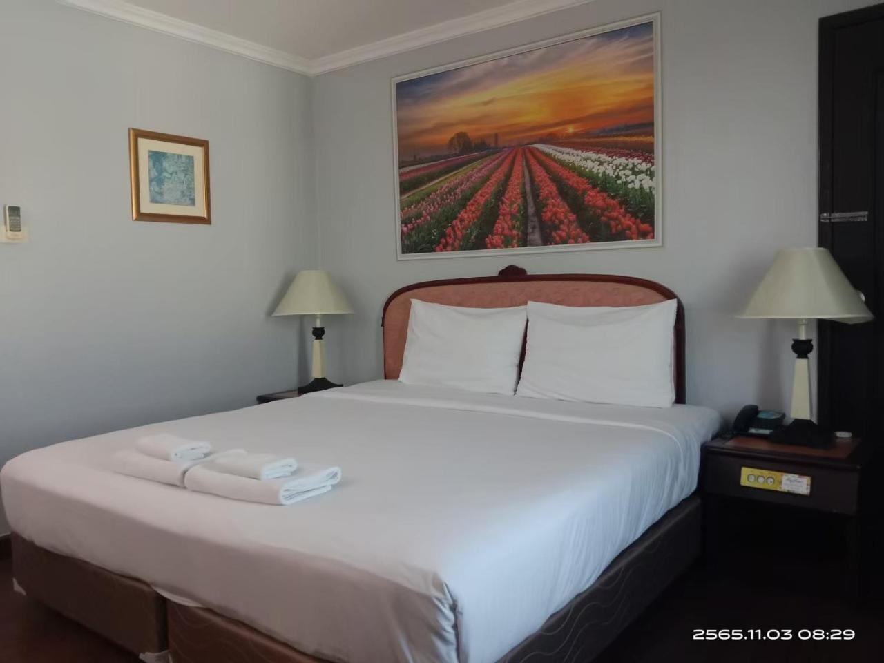 Mayflower Grande Hotel Phitsanulok Extérieur photo