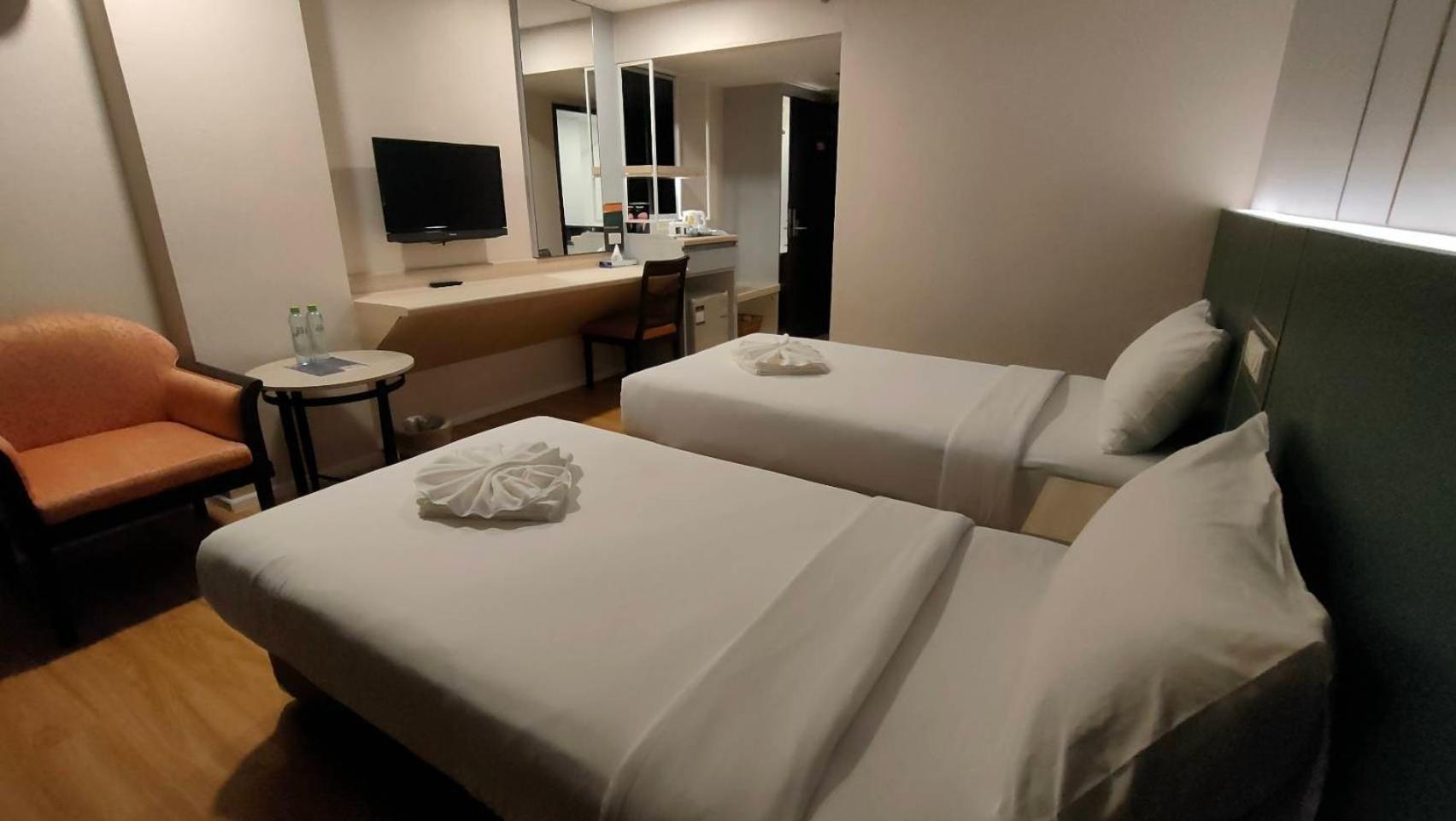 Mayflower Grande Hotel Phitsanulok Extérieur photo