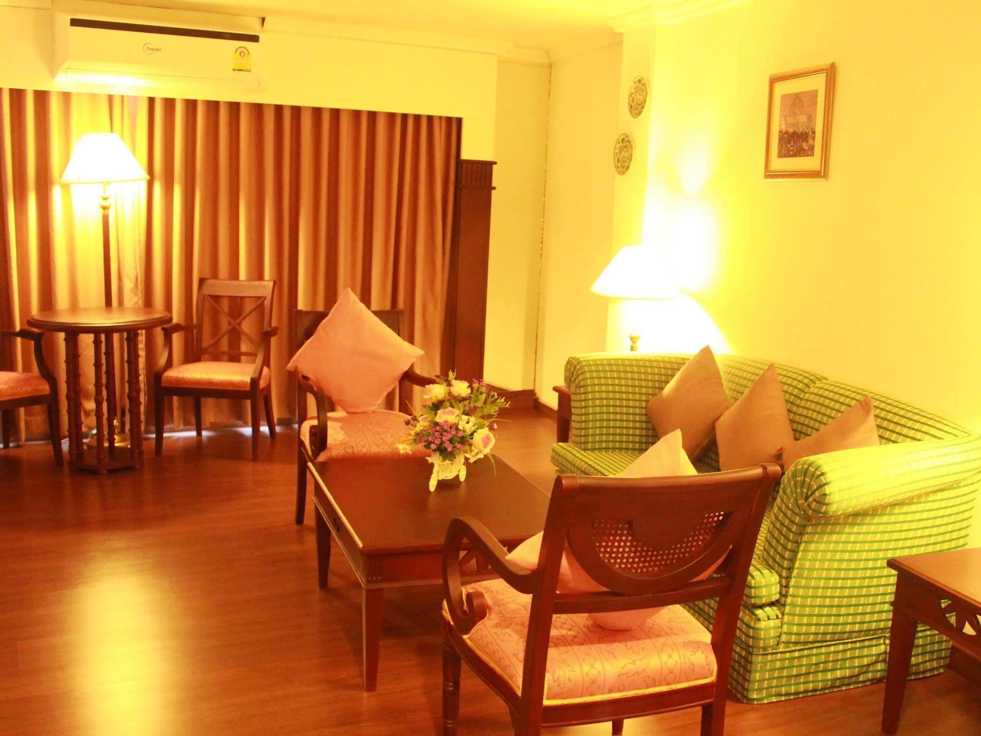 Mayflower Grande Hotel Phitsanulok Extérieur photo
