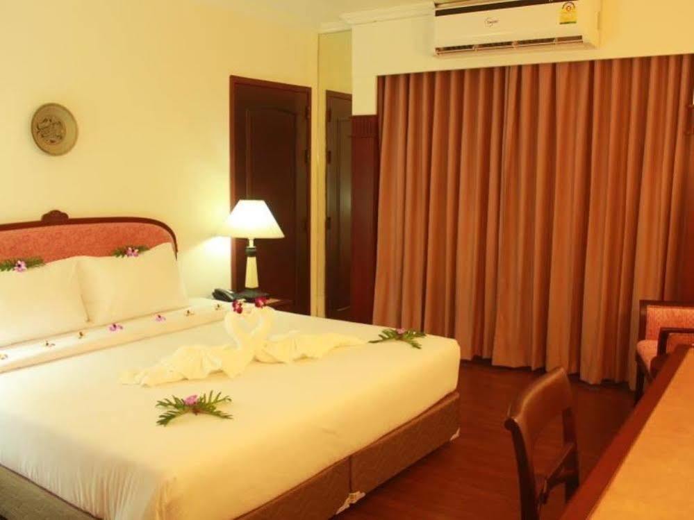 Mayflower Grande Hotel Phitsanulok Extérieur photo