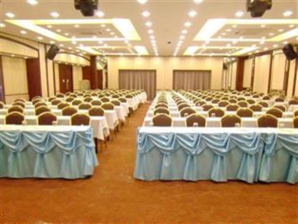 Mayflower Grande Hotel Phitsanulok Extérieur photo